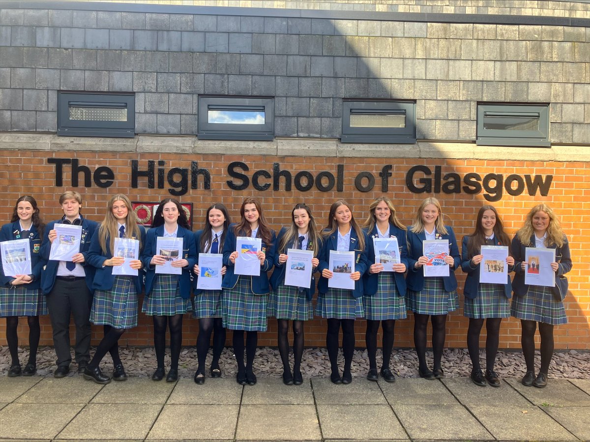 🙌 The sun is shining and it is dissertation hand in day for our Advanced Higher Modern Studies pupils! Congratulations to you all on this major school milestone. 📖 #HSOGJoyofLearning