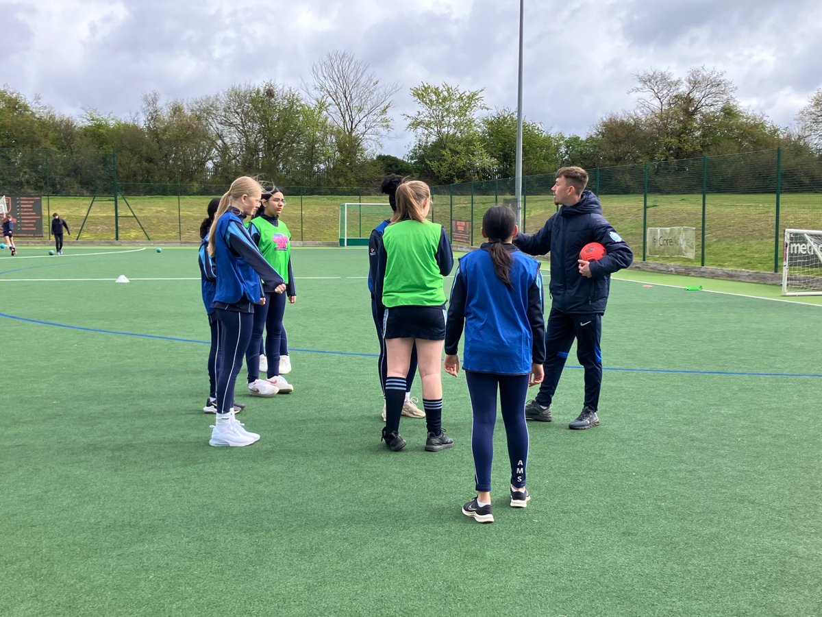 The weather mostly behaved for our Year 7&8 Girls Football Festival 👧⚽️ A fun day with some super attitudes and team work. Huge thanks as always to @MarkODonnell76 for delivering such a high quality and positive experience for Girls across Bucks #letgirlsplay @BarclaysFooty #fun