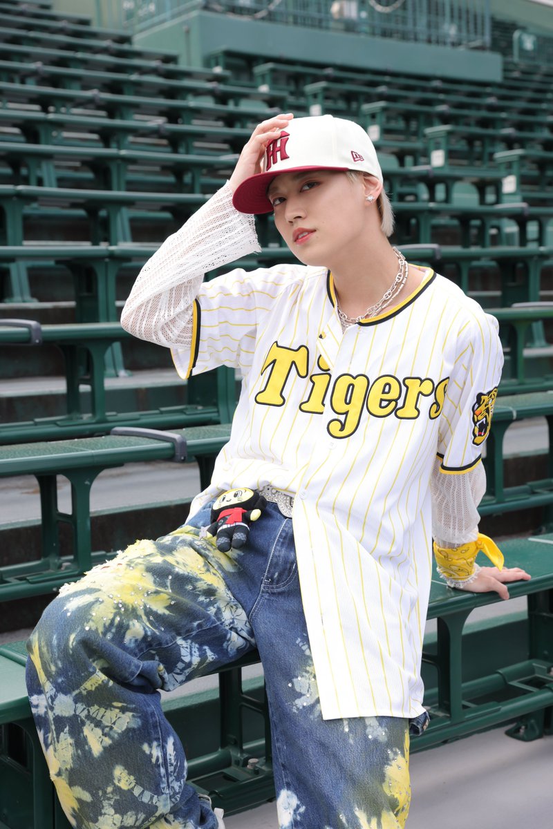official_jo1's tweet photo. [📸] 阪神タイガース対読売ジャイアンツ戦
@阪神甲子園球場

ライブパフォーマンス＆
ファーストピッチセレモニー⚾️

🐯#白岩瑠姫
🐯#豆原一成

#阪神タイガース
#JO1 https://t.co/sCH2HBWTtW