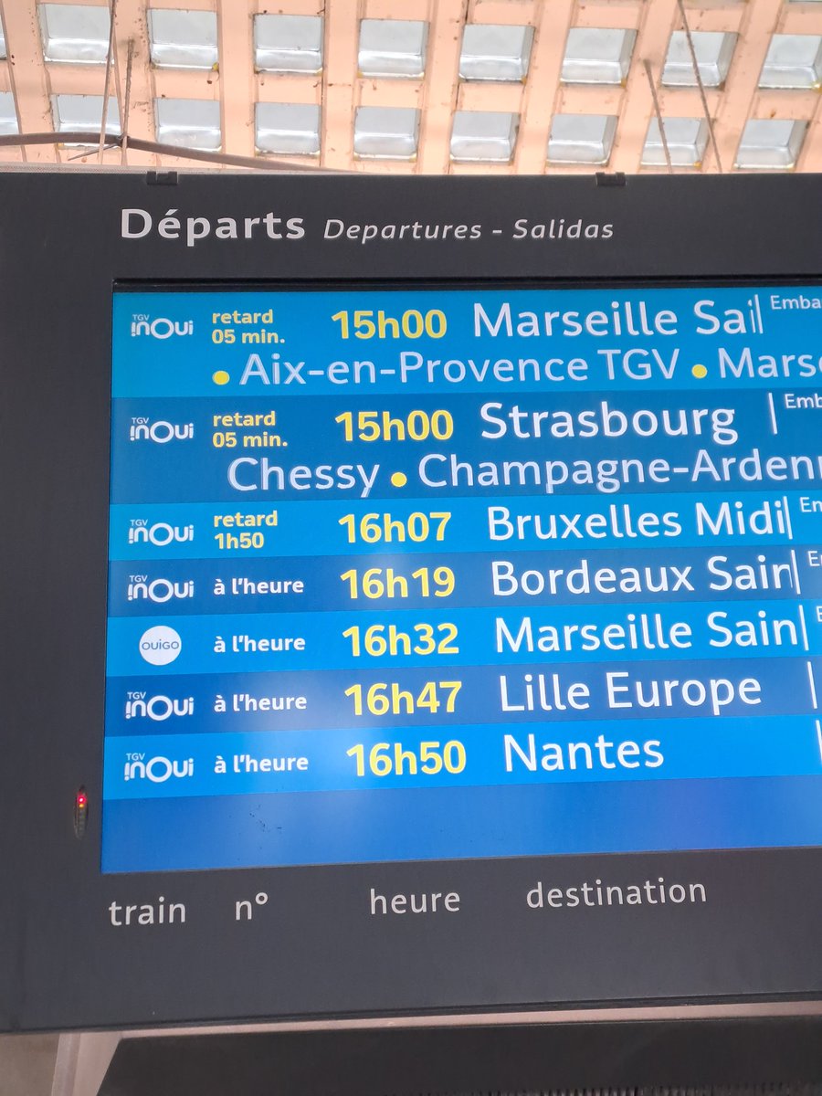 Mon TGV a 1h50 de retard 💀💀💀 Qui est à CDG et peut m'aider à tuer 3h?