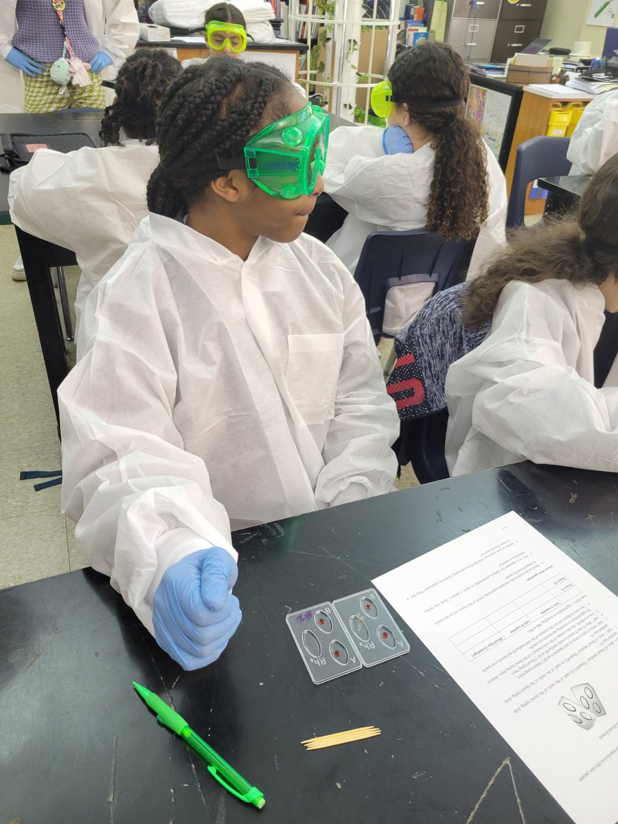 bjmoore1640's tweet image. Thank you @ncscifest and Dr. Sarah Adjei-Fremah for working with my @WileyMS Ss today. They were excited during the lab and had lots of questions. @wsfcs @WSFCS_Science #sciencerocks