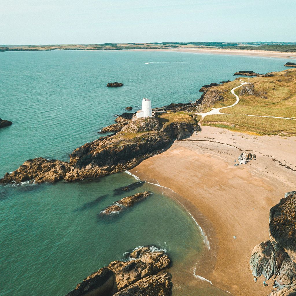 Ynys Llanddwyn / Llanddwyn Island - one of our favourite spots for a coastal walk! 📸 Fraser Cottrell #WalesCoastPath #LlwybrArfordirCymru #CroesoCymru #VisitWales #Wales #Cymru #AngleseyCoastalPath #YnysMon #Anglesey #LlanddwynIsland #LighthouseWalks #Lighthouse #YnysLlanddwyn