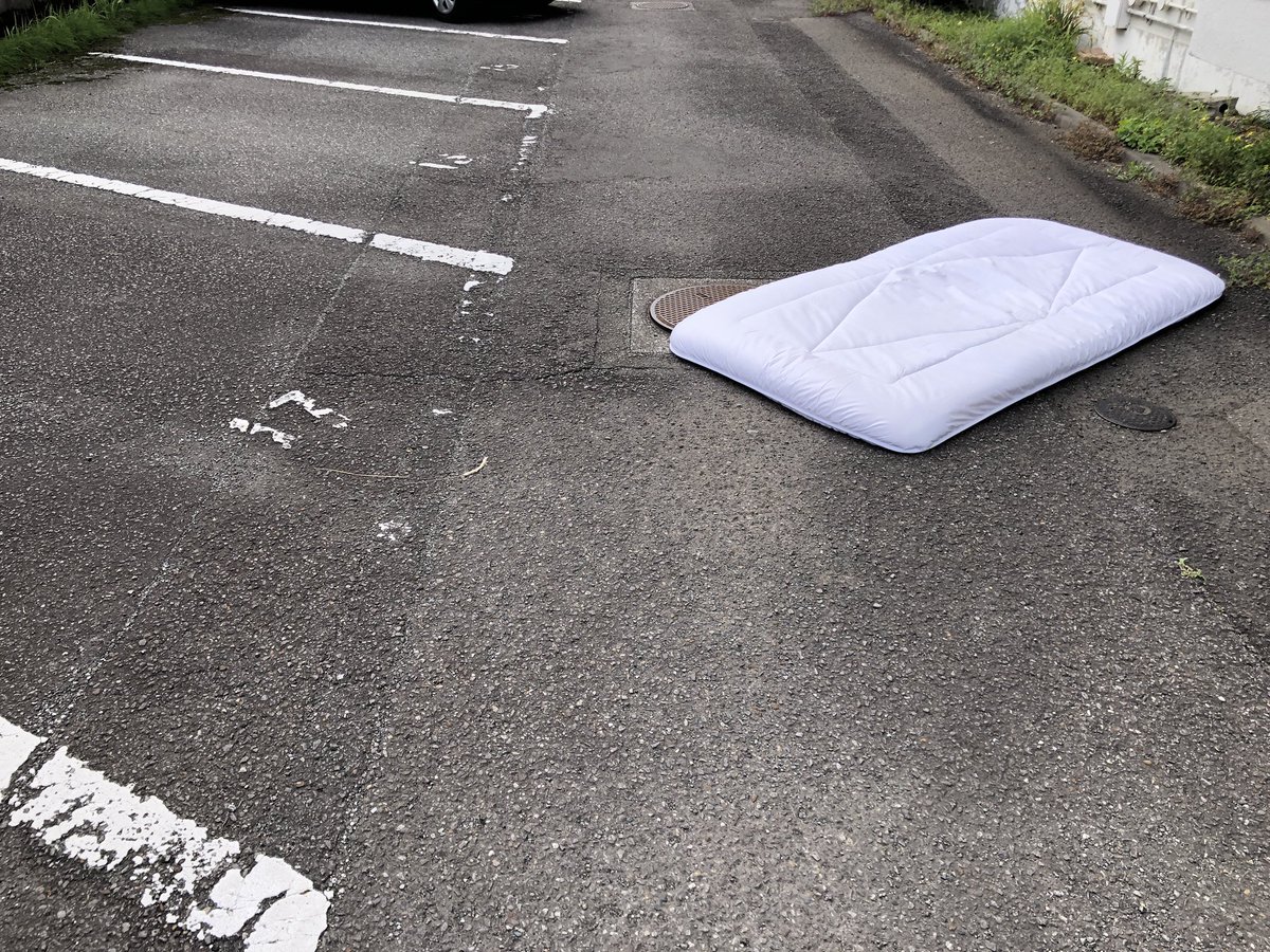 ベランダにmy布団干してたら、いつのまにか布団が吹っ飛んでた。
救出した。
布団ごめそ…