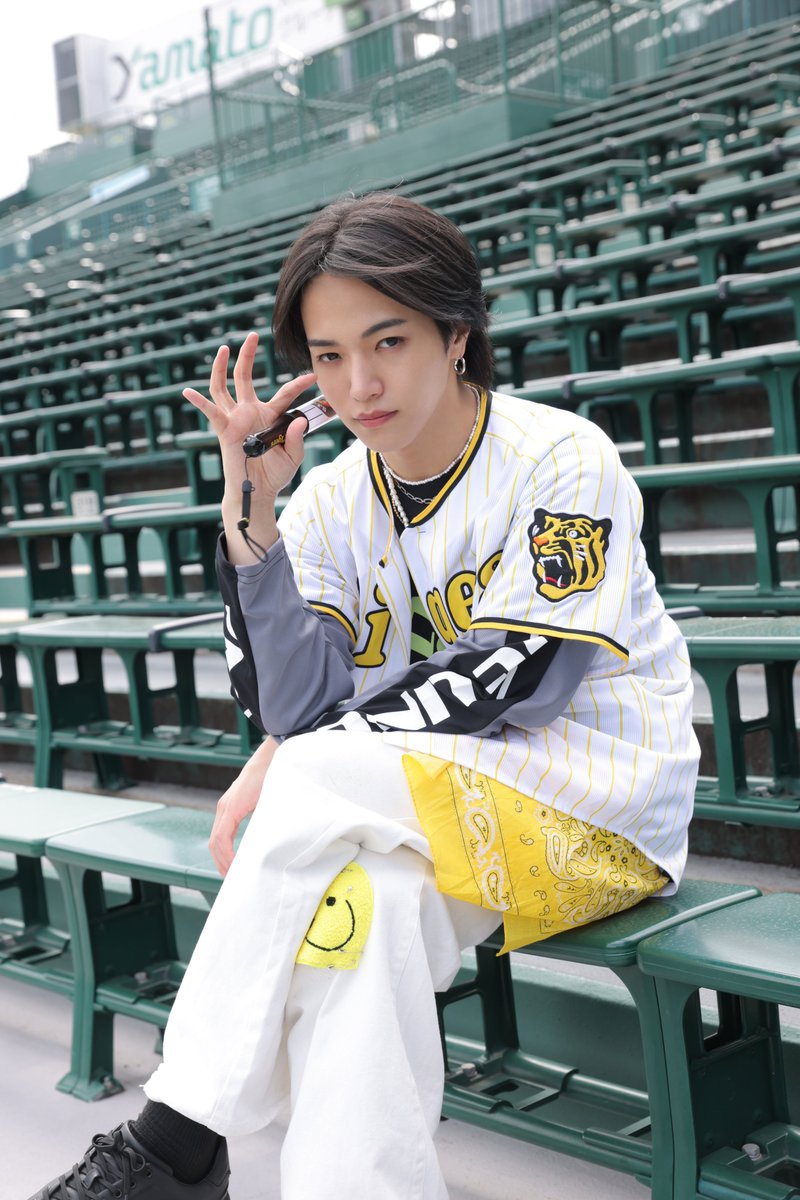 official_jo1's tweet photo. [📸] 阪神タイガース対読売ジャイアンツ戦
@阪神甲子園球場

ライブパフォーマンス＆
ファーストピッチセレモニー⚾️

🐯#大平祥生
🐯#河野純喜

#阪神タイガース
#JO1 https://t.co/AaUXHG4L4R