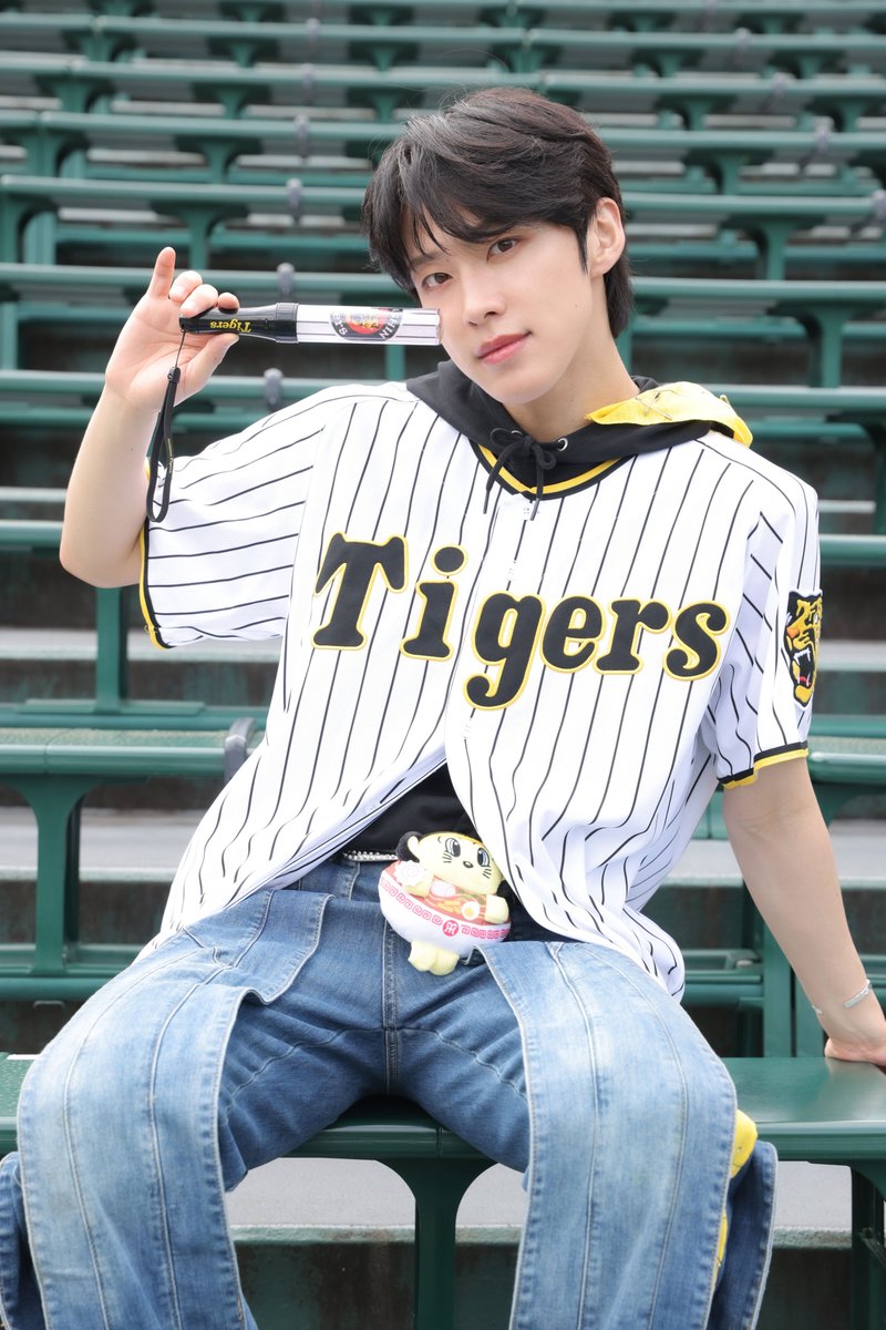 official_jo1's tweet photo. [📸] 阪神タイガース対読売ジャイアンツ戦
@阪神甲子園球場

ライブパフォーマンス＆
ファーストピッチセレモニー⚾️

🐯#大平祥生
🐯#河野純喜

#阪神タイガース
#JO1 https://t.co/AaUXHG4L4R