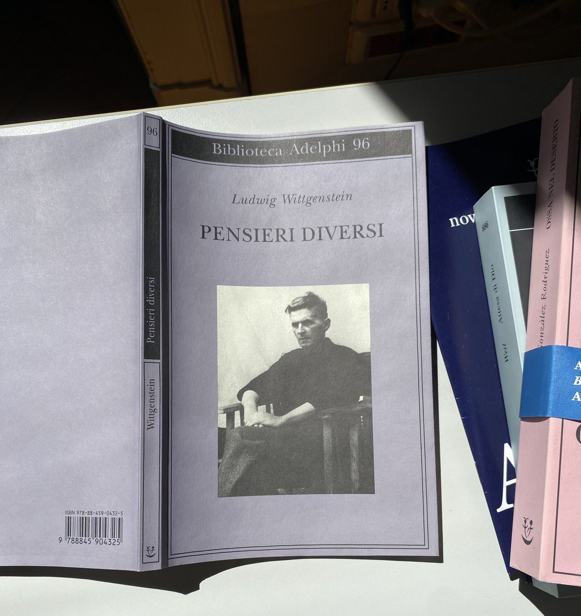 “L’edificio del tuo orgoglio va demolito. E questo dà un lavoro tremendo” 1937 Ludwig Wittgenstein Pensieri diversi A cura di Georg Heinrik von Wright con la collaborazione di Heikki Nyman @adelphiedizioni A cura di Michele Ranchetti Biblioteca Adelphi, 96 1980, 8ª ediz.