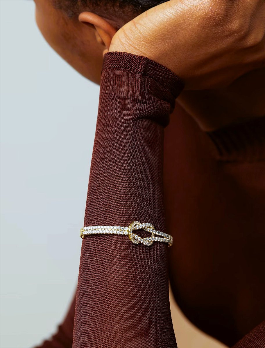 Eternal Brilliance: Anita Ko's Knot 18-Karat Gold Diamond Bracelet
#AnitaKoJewelry #DiamondBracelet #EternalBrilliance #TimelessPromise #SymbolicLuxury #kanomamakopearls #pearl #handmade #bracelet #bracelets #jewelry #jewerlyusa #jewellery #jewelrydesigner #jewels #jewelers