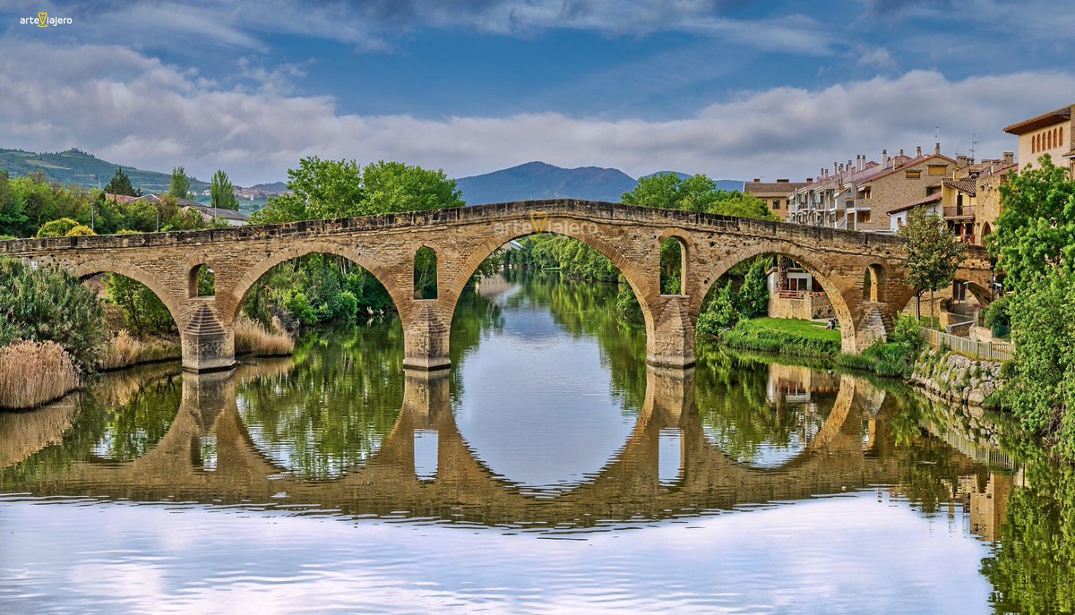 Puente la Reina/Gares, uno de los lugares más icónicos del Camino de Santiago a su paso por Navarra ❤️
#FelizMartes #photograghy #travel