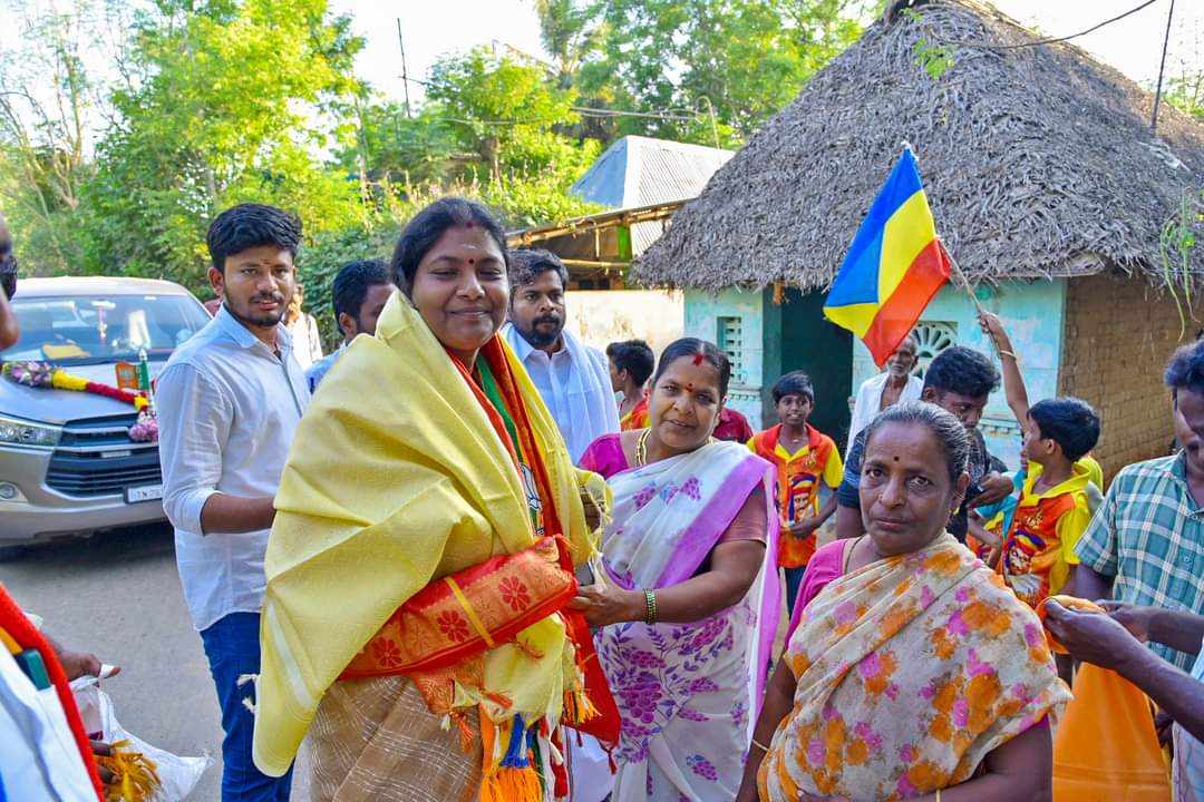 இன்று சிதம்பரம் பாராளுமன்றம் வெற்றி வேட்பாளர் திருமதி #P_கார்த்தியாயினி அவர்கள் வீரசோழபுரம் மற்றும் அதனை சுற்றியுள்ள பகுதிகளில் மக்களின் அமோக ஆதரவோடு வாக்கு சேகரிப்பு பிரச்சாரத்தில்..........

#karthiyayini4chidambaram #karthiyayini #Election2024 #NarendraModi #Annamalai