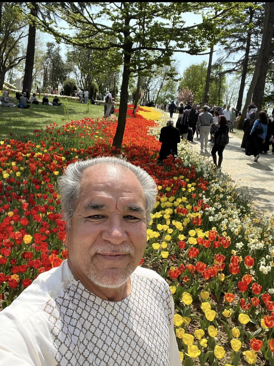 🤔🥹باری پدر گفت،
به گاهِ سجده بُردن بر سنگی:
چشم برگیر از ماه وُ
برحذر باش از دریا وُ سفر.

آن روز که تازیانه می‌زد خدای، بنده‌ی خویش
فریاد برآوردم:
آی مردمان!
کفر پیشه کنیم؟🤔😳

#محمود_درویش🍀
برگردان #صالح_بوعذار🍀