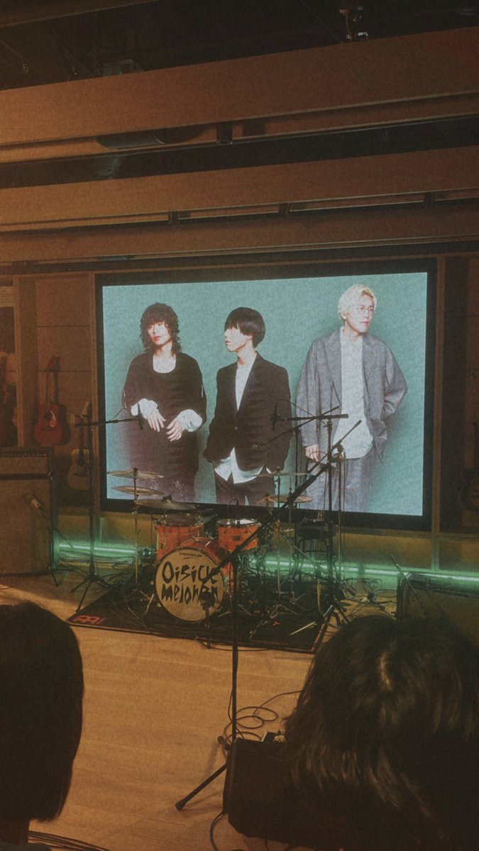 moke_mu's tweet photo. 近すぎ。ナカシマさんのタカミネのストラップをカバンに使ってる方がいて素敵だった自分もFenderでやりたい。 https://t.co/X7mgpHsjii
