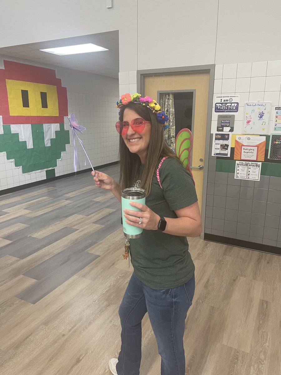 The ⁦@DmeElemRisd⁩ STAAR fairy ⁦@KristinPernici⁩ sprinkling good luck dust on all the testers this morning!