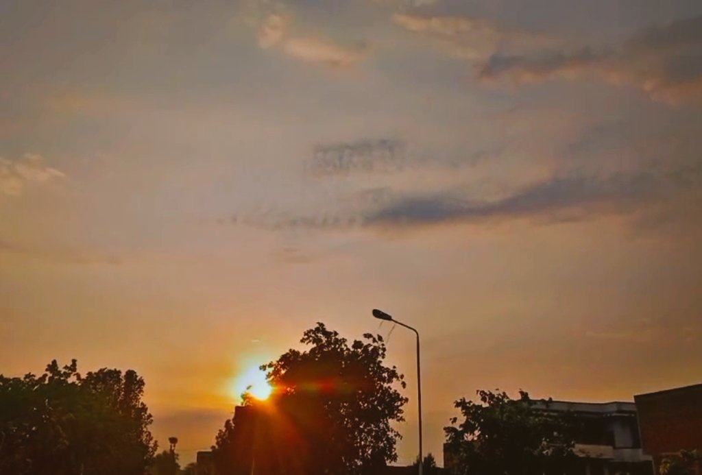 JaveriaAyu43334's tweet photo. When sun goes down a hope will come up.
#Brest
#ROGRTXChallenge
#Lyncas https://t.co/8Y8xhEBcuq