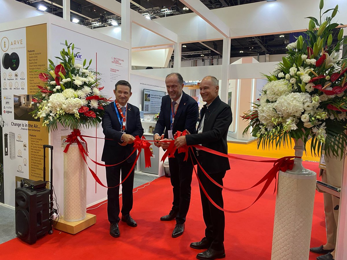 L'<a href="/IRENA/">IRENA</a> tient actuellement son Assemblée. Le directeur de l'#OFEN Benoît Revaz, mène la délégation 🇨🇭 Aujourd'hui, il a inauguré le pavillon suisse à l'Abu Dhabi Sustainability Week en compagnie de <a href="/bertrandpiccard/">Bertrand PICCARD</a> et de l'Ambassadeur de Suisse Arthur Mattli. <a href="/SwissEmbassyUAE/">Embassy of Switzerland to the UAE and Bahrain</a>