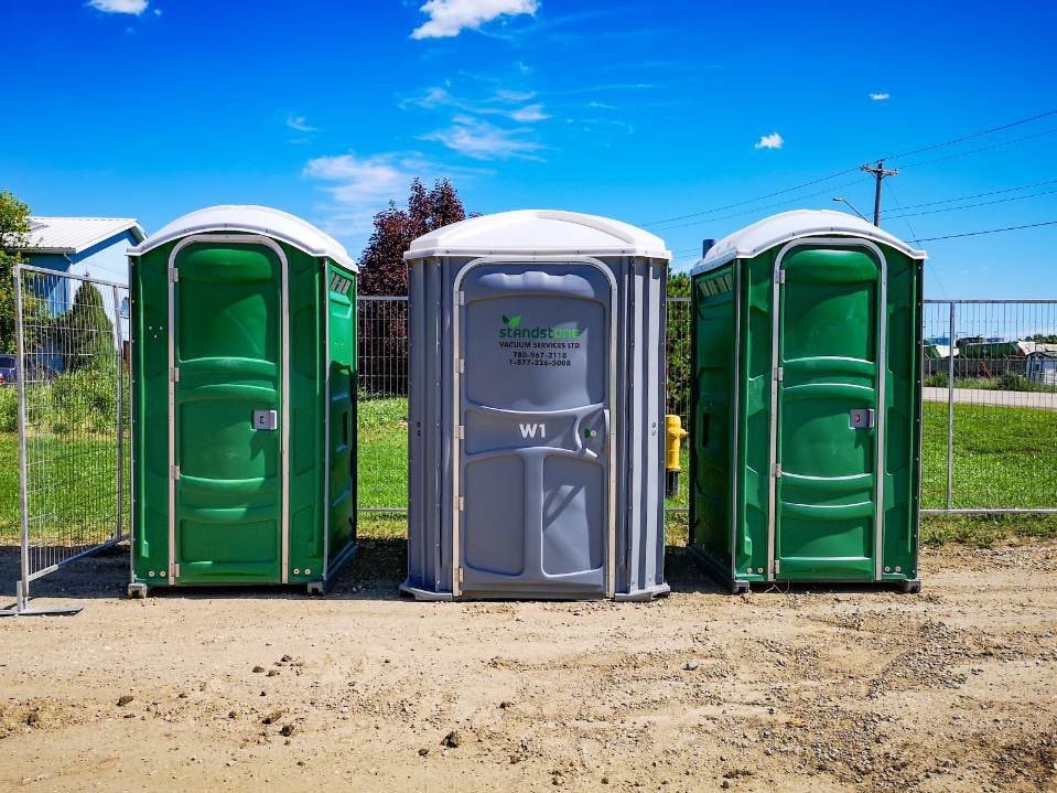 This local porta potty business makes $458,000 dollars... in just 5 months, every year. All by renting out portable toilets for $180/unit. Let’s break it down: Coming back from the toilet, at an Indian wedding. I thought, ”I wonder how many events they do a year.”…