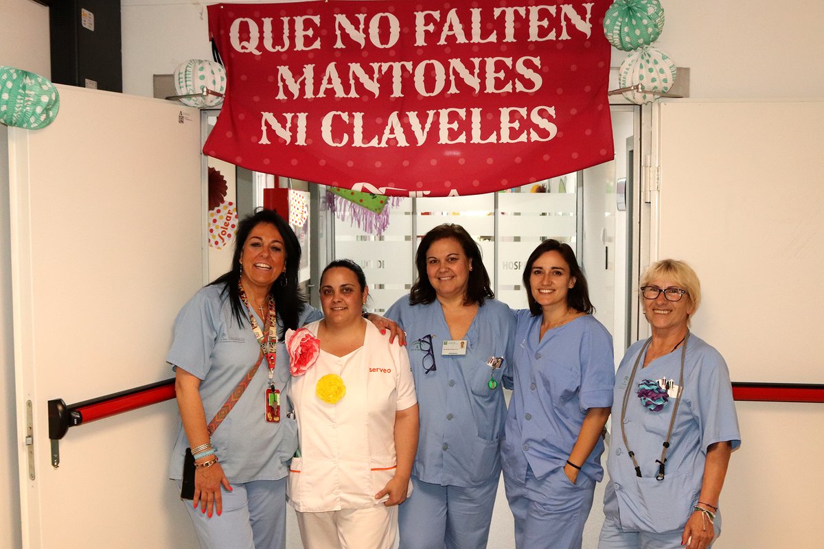 HUVMacarena's tweet image. La #FeriadeAbril llega a los más pequeños del @HUVMacarena a través del programa de #voluntariado #Diver, las maestras de la #EscuelaHospitalaria y los profesionales de @PediatriaHuvm . Manualidades como flores de papel o mantoncillos, decorados y farolillos.
#HumanizAndalucía