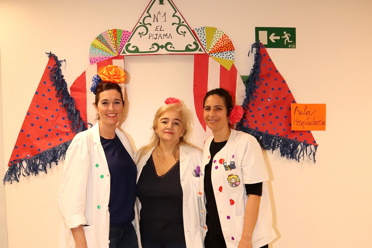 HUVMacarena's tweet image. La #FeriadeAbril llega a los más pequeños del @HUVMacarena a través del programa de #voluntariado #Diver, las maestras de la #EscuelaHospitalaria y los profesionales de @PediatriaHuvm . Manualidades como flores de papel o mantoncillos, decorados y farolillos.
#HumanizAndalucía
