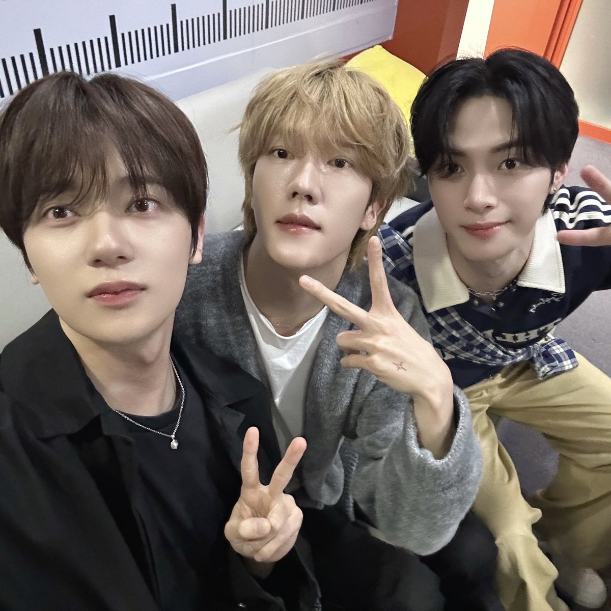 OmegaX_official's tweet photo. [📸]

We’re JJJ 🦖🐹🐨

오늘도 즐겁게 <Radio’n Us> 완료 ✨
Have a good night FOR X 🌸💚
 #OMEGA_X #오메가엑스 
@rnus_arirang https://t.co/qggUFWPDpy