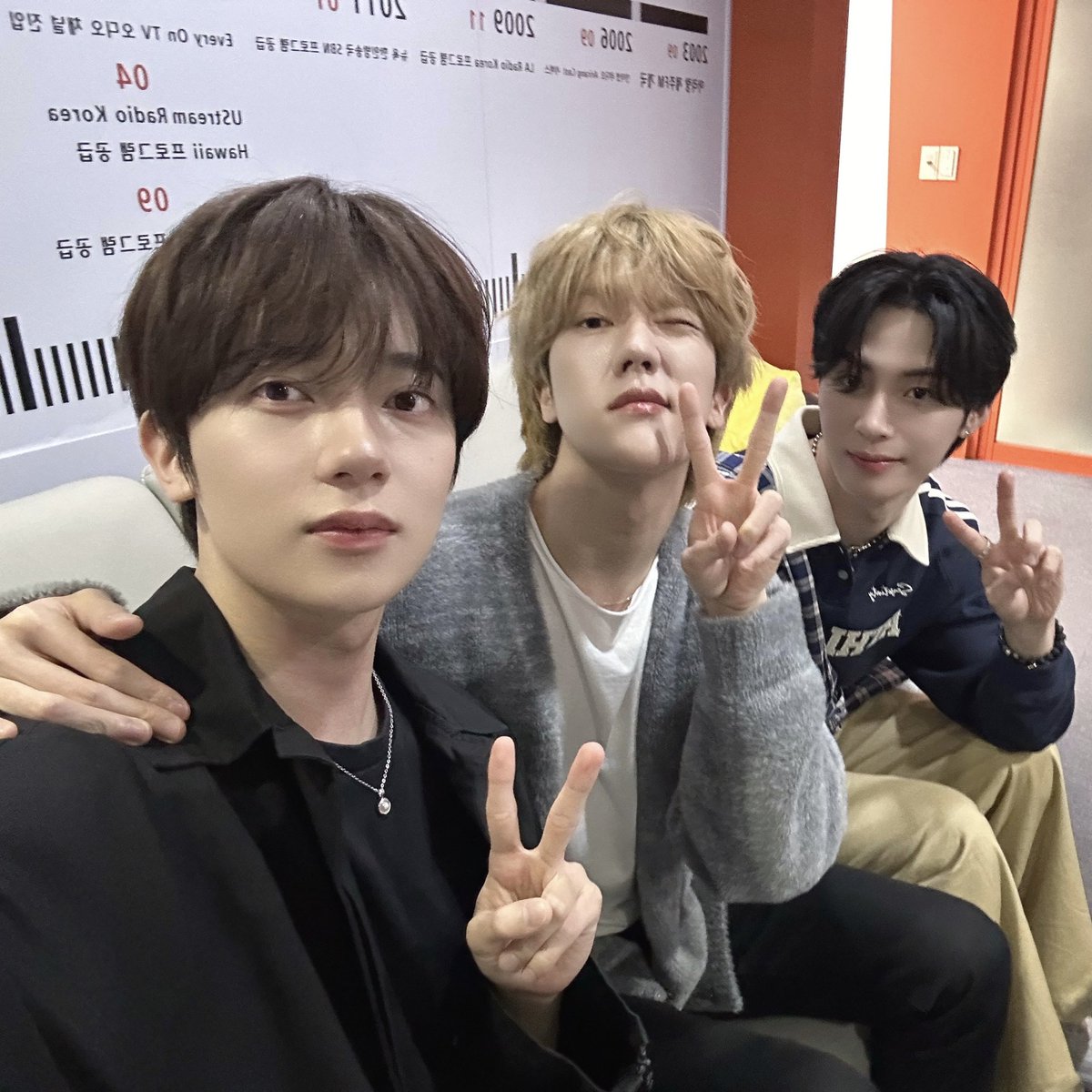 OmegaX_official's tweet photo. [📸]

We’re JJJ 🦖🐹🐨

오늘도 즐겁게 <Radio’n Us> 완료 ✨
Have a good night FOR X 🌸💚
 #OMEGA_X #오메가엑스 
@rnus_arirang https://t.co/qggUFWPDpy