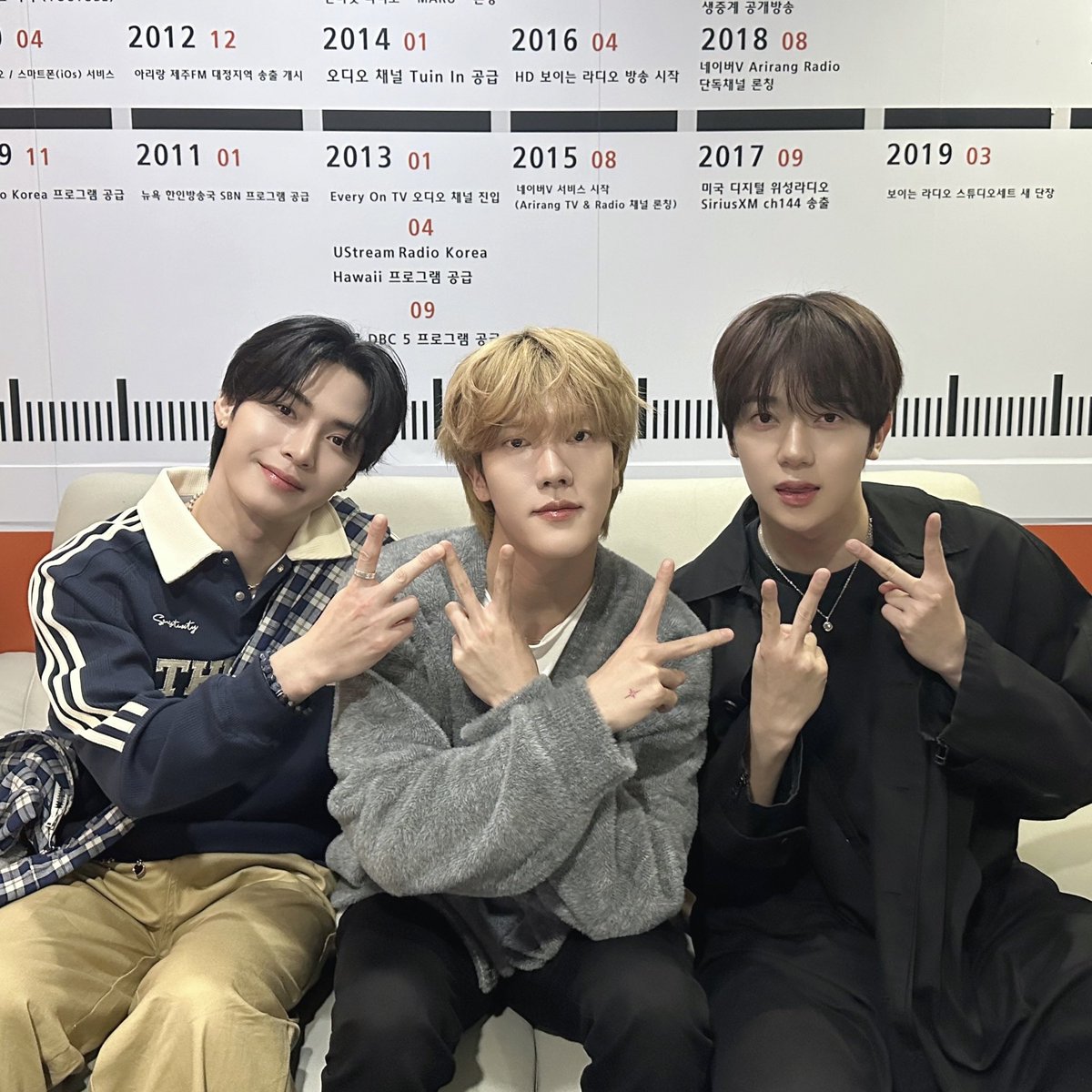 OmegaX_official's tweet photo. [📸]

We’re JJJ 🦖🐹🐨

오늘도 즐겁게 <Radio’n Us> 완료 ✨
Have a good night FOR X 🌸💚
 #OMEGA_X #오메가엑스 
@rnus_arirang https://t.co/qggUFWPDpy