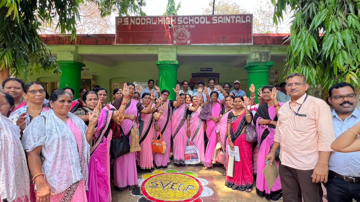 CollectorBgr's tweet photo. Under #SVEEP, Rangoli &amp; Mehendi competition and Signature Campaign was organised at PS Nodal High School, Saintala under 69-Titlagarh AC. More than 150 school teachers participated &amp; were sensitized about electoral literacy. https://t.co/uj3rqDKAIG