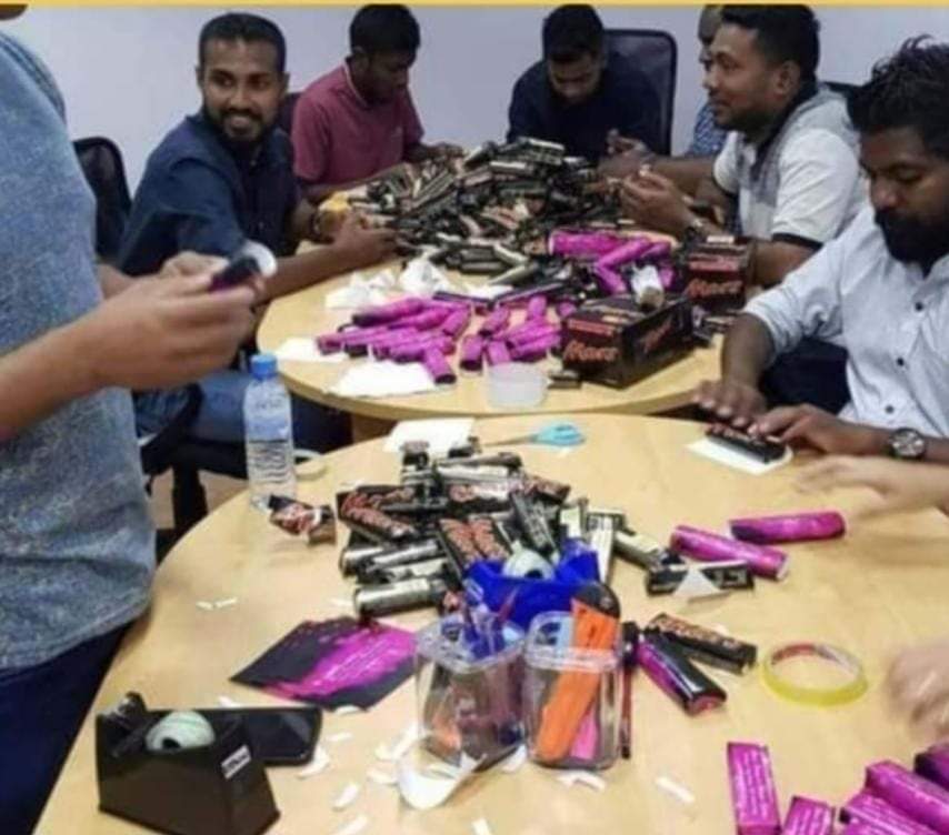 mdpholhuashi's tweet photo. Chocolate bandhu kuran ulhunu group ehmme bodu company ge MD kan dhineema vaane goi mi fennanee @MMuizzu @Banafsaa @presidencymv https://t.co/ClIpvI0jsE