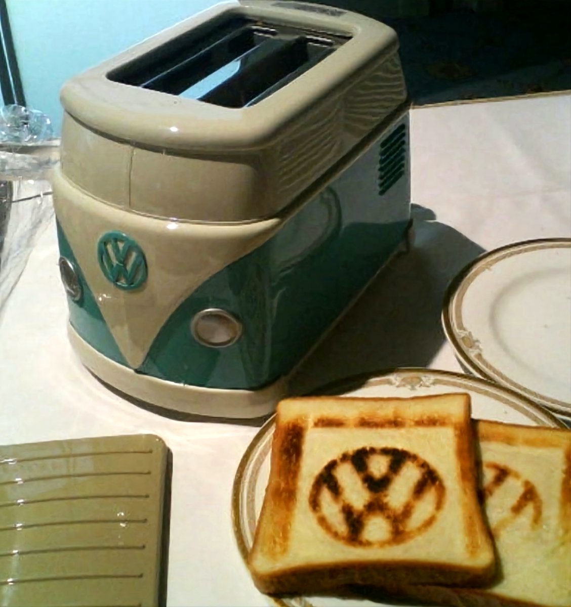 This #VWBus toaster is the best thing since sliced bread! 🍞🔥 #BreakfastOnWheels