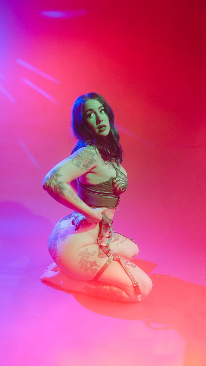 Glowing with <a href="/Sapphire_DDream/">SapphireDayDream</a>