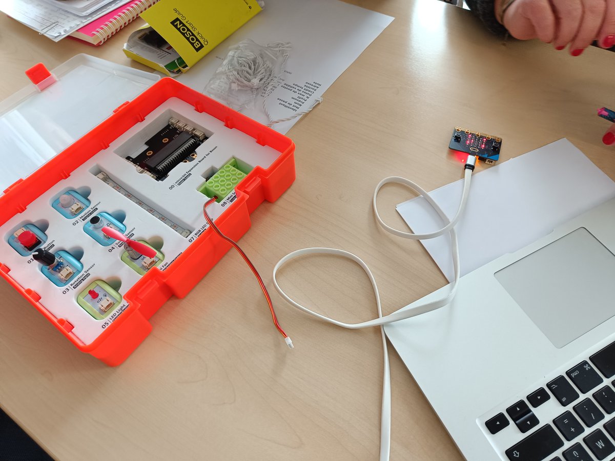 DUPUYFrdric1's tweet image. 2ème jour de stage #penséeinformatique : #programmation VPL3 avec @ThymioII, présentation des interventions @Inria_Bordeaux en direction des écoles, et travail avec @LaLigue33 autour de #boson et #maqueen. De quoi élargir un peu plus son horizon !