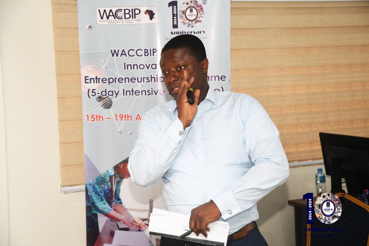 WACCBIP_UG's tweet photo. Edwin Nkansah, Head of the Vaccines, Vigilance, and Clinical Trials Directorate at the @fdaghana, provides an overview of FDA operations, shedding light on its role in the biotech sector and the regulatory framework guiding industry practices.
#BiotechRegulation https://t.co/epi6ncCLQJ