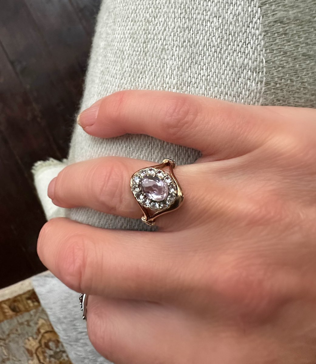 Victorian 9 ct gold ring, set with a pale Amethyst stone & 12 high quality round cut Diamonds, hallmarked for Birmingham 1897. For sale £415.00
romyjeanvandp.etsy.com/listing/159433…
#vintagejewellery #antiquejewelleryforsale #victoriandiamondring  #victorianring #antiqueamethystring