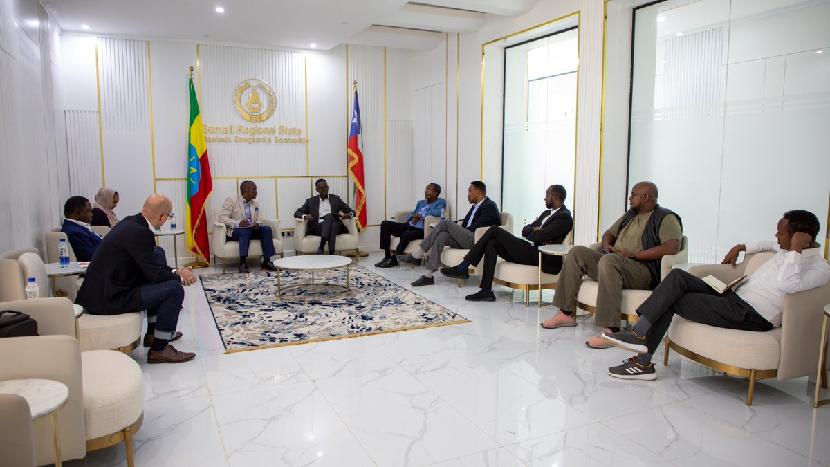 UNHCREthiopia's tweet photo. @UNHCREthiopia Representative @andrewMbogori met @SRS_President Vice President @ibrahimfarahaliin Jijiga.
The Representative commended the Somali Regional State for their invaluable assistance to #Refugees and the Government of🇪🇹's leadership in refugees' inclusion in the region. https://t.co/nB74gj3mpI
