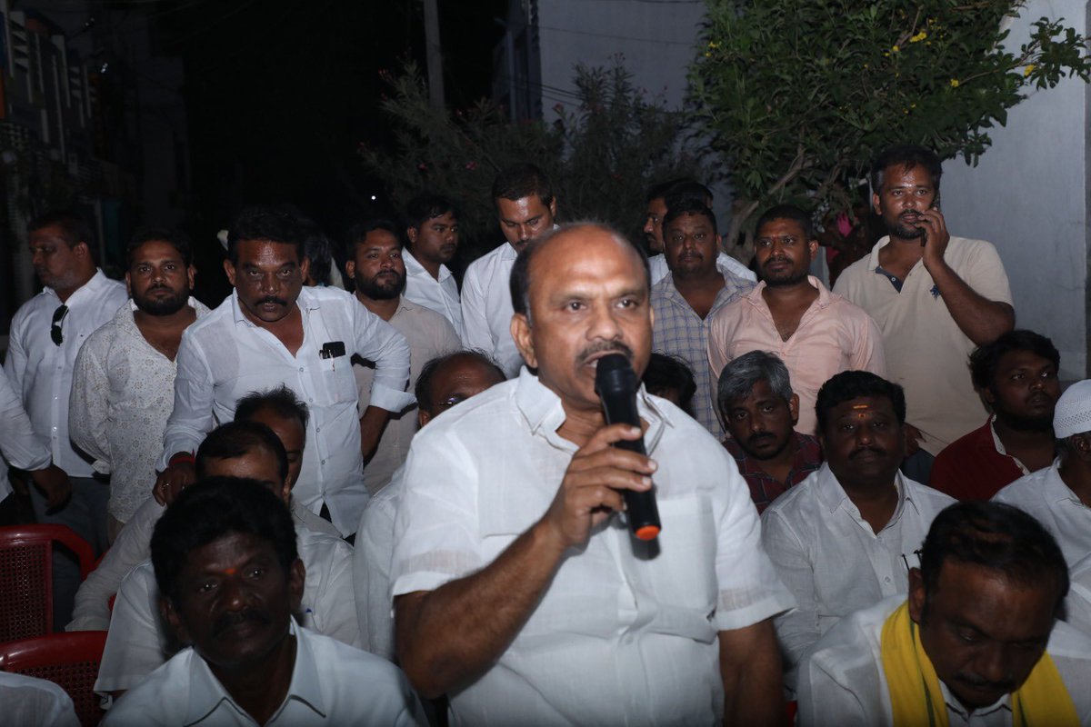 JilaniiSyed's tweet photo. నిన్న నరసరావుపేట పట్టణం 32 వార్డు నందు వైసీపీ నుండి కూటమిలోకి  చేరికలు.. కూటమి అభ్యర్థి @Dr_Chadalavada
@JanaSenaParty నరసరావుపేట ఇంచార్జి జిలాని గారి ��మక్షంలో పార్టీ కండువాలు కప్పి ఆహ్వానించిన నాయకులు. 

#JSPTDPBJPWinnig 
#JanaSenaParty 
#TeluguDesamParty https://t.co/ij6kC9LY4n