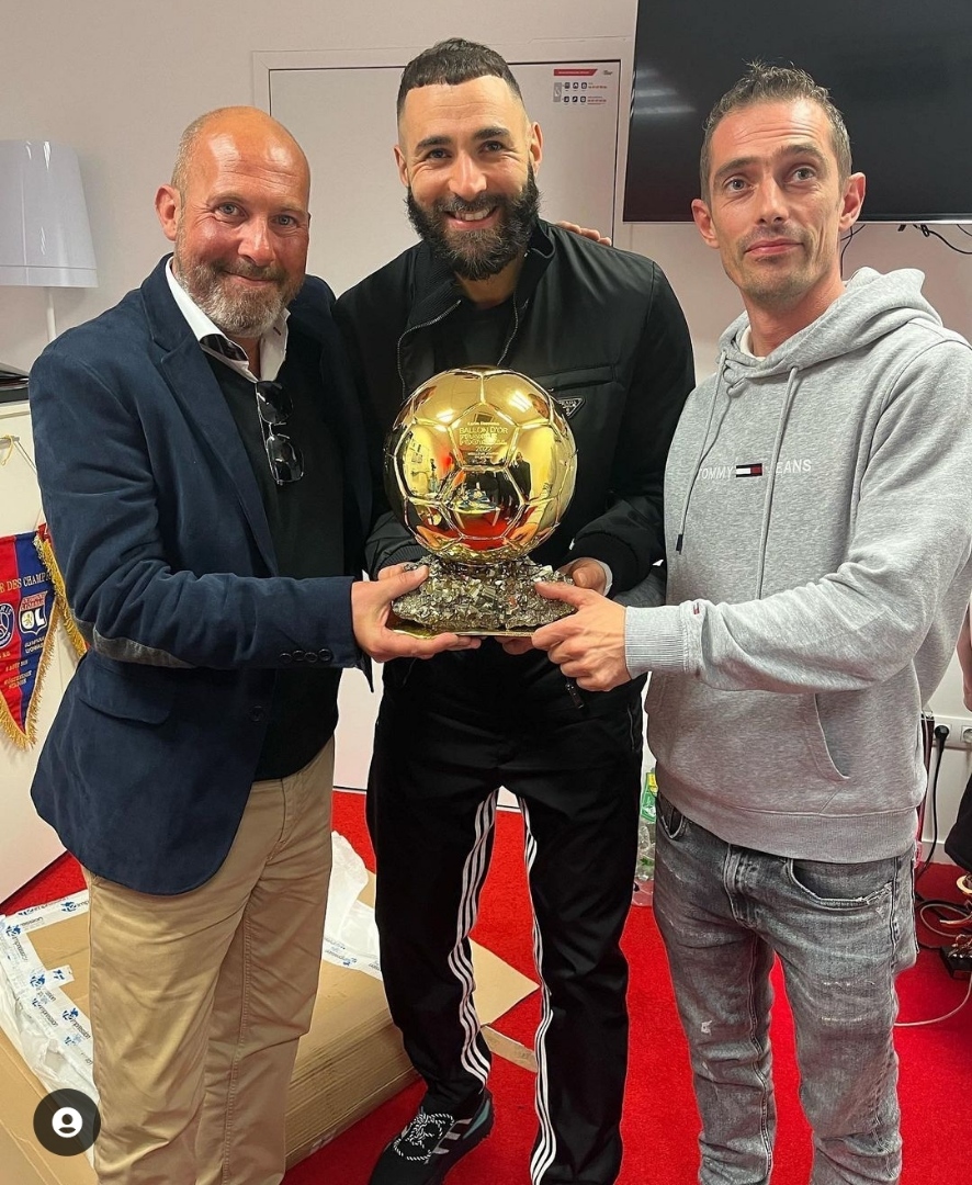 ArtUpLyon's tweet photo. 🚨 Hey on fait gagner l'affiche encadrée de la fresque de Karim Benzema , réalisée en 2022 pour célébré son ballon d'or.

Pour participer, c'est très simple:  

- like et RT le post  
- invite un ami à suivre ArtUp
- Donne le score de PSG- OL 
Tirage au sort lundi 22 avril 8h https://t.co/H8NZC6K2jn