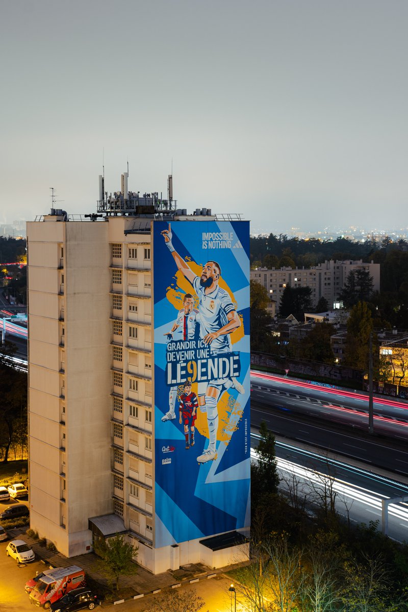 ArtUpLyon's tweet photo. 🚨 Hey on fait gagner l'affiche encadrée de la fresque de Karim Benzema , réalisée en 2022 pour célébré son ballon d'or.

Pour participer, c'est très simple:  

- like et RT le post  
- invite un ami à suivre ArtUp
- Donne le score de PSG- OL 
Tirage au sort lundi 22 avril 8h https://t.co/H8NZC6K2jn
