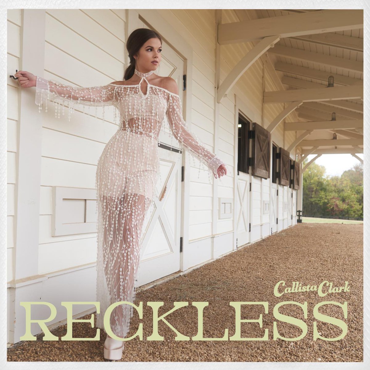 'Reckless' is the new single out from @callistaclark. @LesleyHastings shares her thoughts on the single here - countrylowdown.com/2024/04/16/cal… #NewMusic #NewMusicAlert #NewMusic2024 #countrylowdown