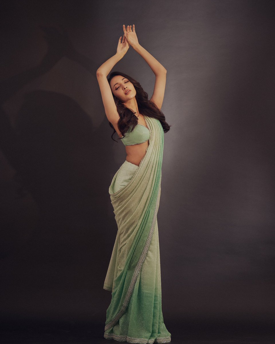 iamnehashetty's tweet photo. Hey Siri, play desi girl. https://t.co/HMeiF0C9bA
