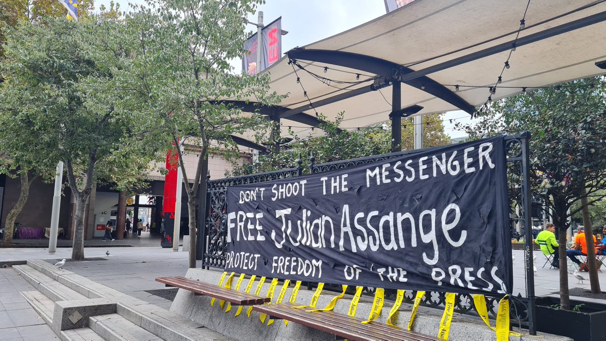 Reminder: Team@AssangeSydney rallies every week on Wed. at the US Consulate, 50 Miller St, North Sydney 12 noon, & every Thursday at Circular Quay 11 am, until #JulianAssange is free. This Th. we will be supporting @CandlesforAssange with a green & gold theme! #DroptheCharges