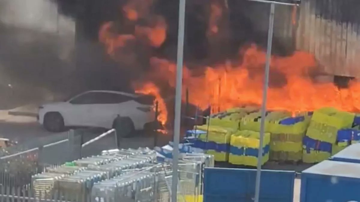 Huge fire breaks out at Evri parcel depot as plume of black smoke seen for miles mirror.co.uk/news/uk-news/b…