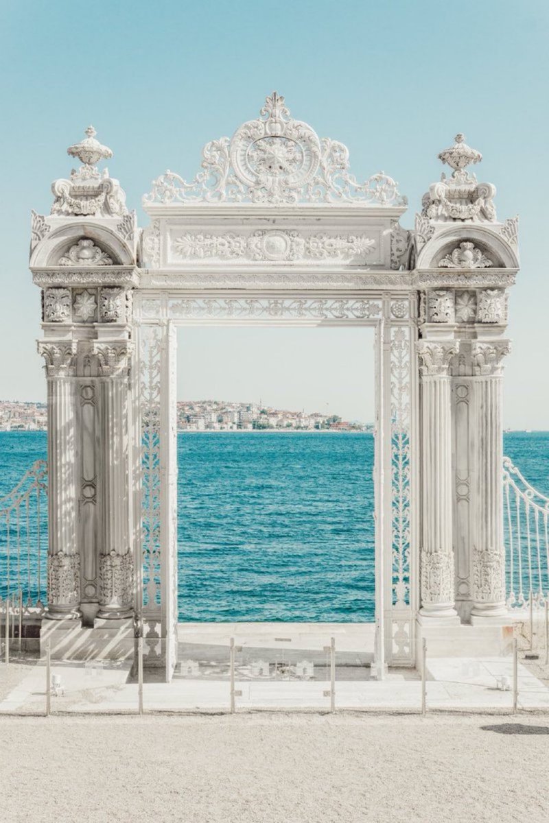 Neo-barok mimarinin en güzel örneği “Dolmabahçe Sarayı’nın Kapısı.”