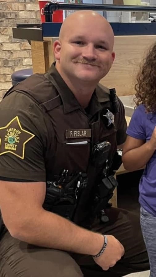 This is Deputy Fred Fislar. The Hendricks County Sheriff's Office deputy died after coming into contact with power lines while responding to a crash overnight. He was a husband and father to two young children. wthr.com/article/news/l… 📸 Hendricks County Sheriff's Office