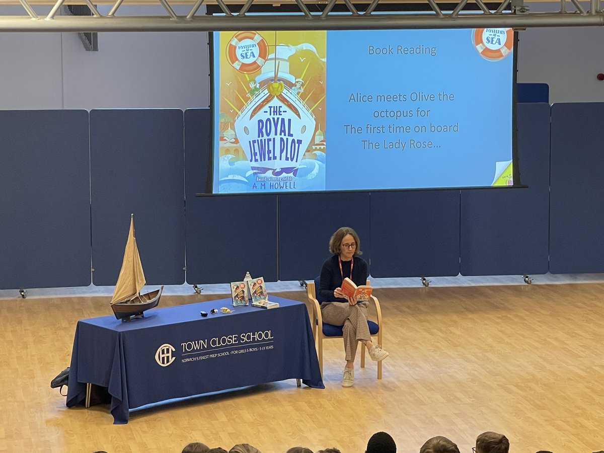 TownCloseSchool's tweet photo. All of the children were enthralled as @AMHowellwrites explained the inspiration behind her books before she read an excerpt aloud &amp; answered a wide range of questions from the audience.
@Usborne @NorwichStones
#TownCloseVisitors #TownCloseLibrary #TownCloseCommunity https://t.co/6QfQRJJLwJ