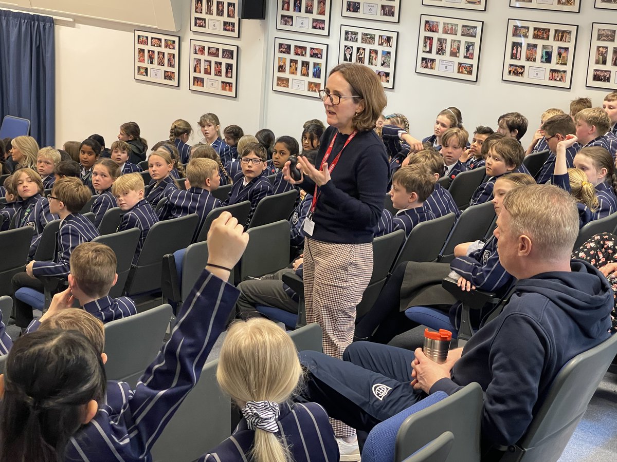 TownCloseSchool's tweet photo. All of the children were enthralled as @AMHowellwrites explained the inspiration behind her books before she read an excerpt aloud &amp; answered a wide range of questions from the audience.
@Usborne @NorwichStones
#TownCloseVisitors #TownCloseLibrary #TownCloseCommunity https://t.co/6QfQRJJLwJ