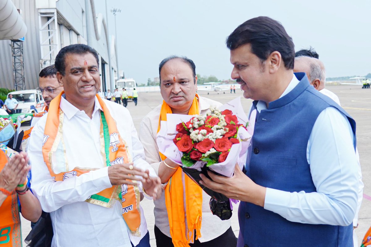 Dev_Fadnavis tweet picture