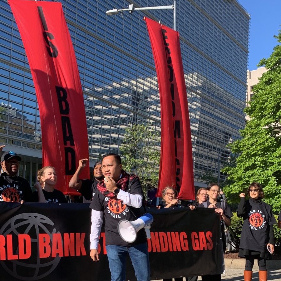 ❗🗣️'World Bank, no thanks! We don't need fossil gas!' We are at the #WBGmeetings in Washington D.C. right now demanding the @WorldBank stops funding climate disaster and gets out of gas #GasIsNotGreen #WorldBankWorldProblems