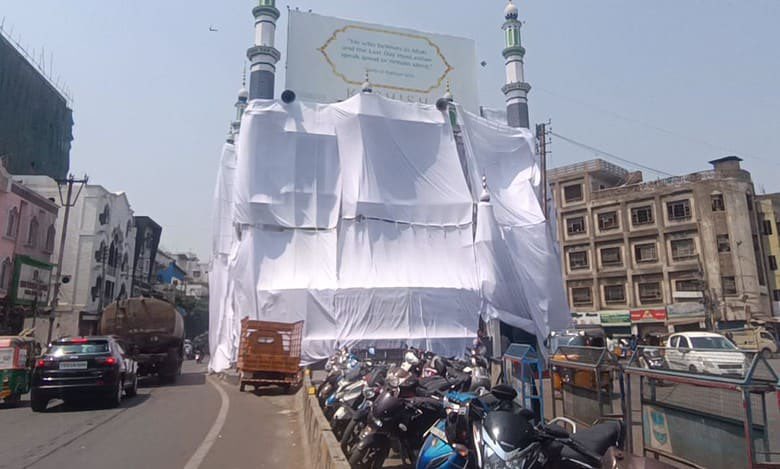 As a 'precautionary measure,' police are covering mosques in Hyderabad ahead of Ram Navami. 

However, did anyone witness any temples being covered for Eid?