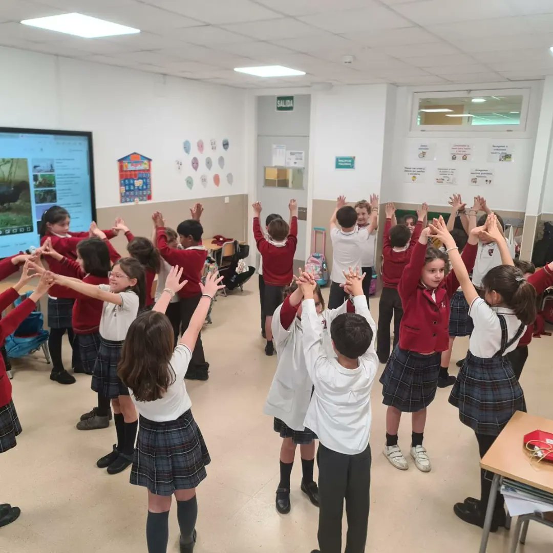 CValdefuentes's tweet photo. En clase de música hemos estado conociendo diferentes danzas folclóricas de las distintas partes de España, donde nuestros alumnos han aprendido y disfrutado mucho 🎻🎸🎤🪈🪗🪕
#Educare #Educar #FormamosPersonas https://t.co/nNcyugjYgB