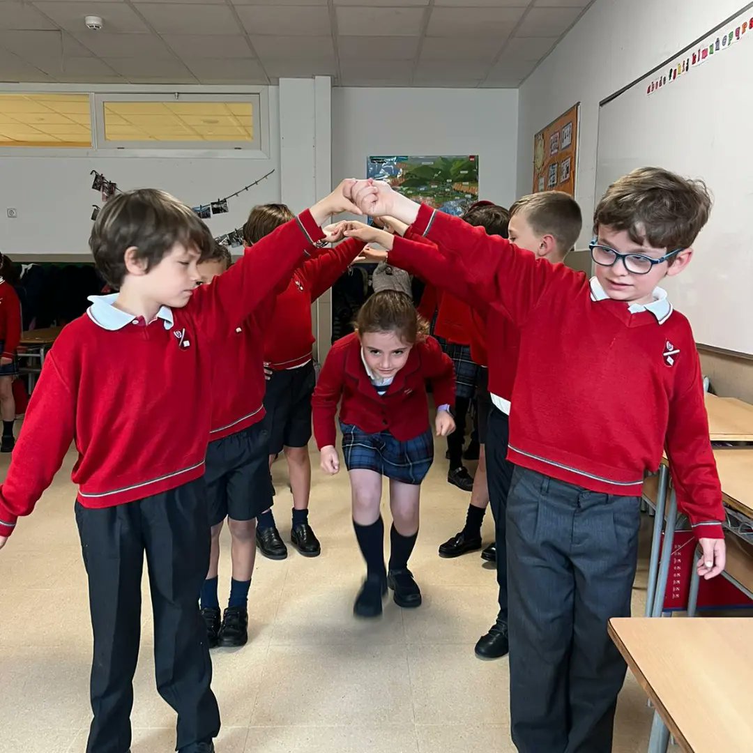 CValdefuentes's tweet photo. En clase de música hemos estado conociendo diferentes danzas folclóricas de las distintas partes de España, donde nuestros alumnos han aprendido y disfrutado mucho 🎻🎸🎤🪈🪗🪕
#Educare #Educar #FormamosPersonas https://t.co/nNcyugjYgB
