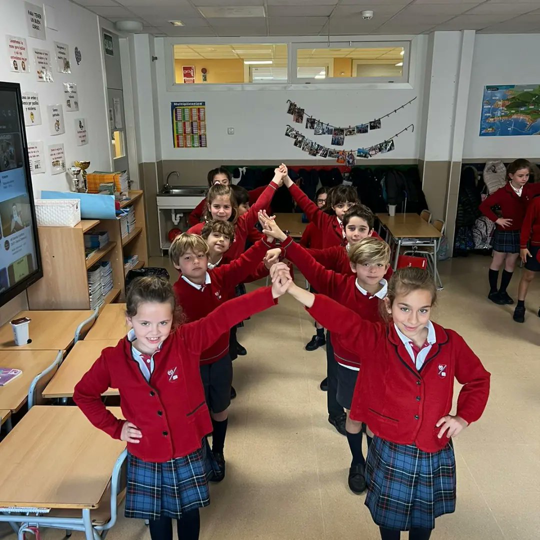 CValdefuentes's tweet photo. En clase de música hemos estado conociendo diferentes danzas folclóricas de las distintas partes de España, donde nuestros alumnos han aprendido y disfrutado mucho 🎻🎸🎤🪈🪗🪕
#Educare #Educar #FormamosPersonas https://t.co/nNcyugjYgB