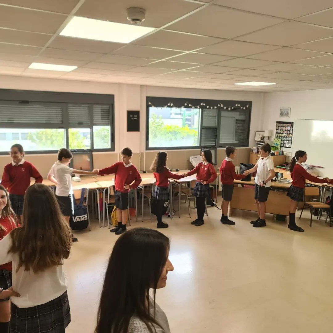 CValdefuentes's tweet photo. En clase de música hemos estado conociendo diferentes danzas folclóricas de las distintas partes de España, donde nuestros alumnos han aprendido y disfrutado mucho 🎻🎸🎤🪈🪗🪕
#Educare #Educar #FormamosPersonas https://t.co/nNcyugjYgB
